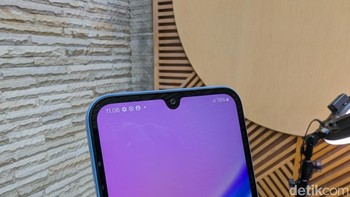Di bagian depan terdapat kamera selfie 12 MP yang ditempatkan di notch Infinity-U. Foto: Virgina Maulita Putri/detikINET