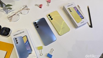 Ini dia Samsung Galaxy A15 dan Galaxy A15 5G yang sekilas terlihat sama persis. Tapi setelah dilihat secara seksama baru terlihat beberapa perbedaan desainnya. Foto: Virgina Maulita Putri/detikINET