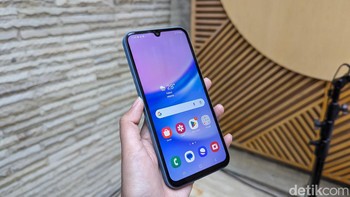 Kedua ponsel ini sama-sama menggunakan layar Super AMOLED berukuran 6,5 inch, peningkatan yang signifikan dibandingkan layar LCD di Galaxy A14 series. Foto: Virgina Maulita Putri/detikINET