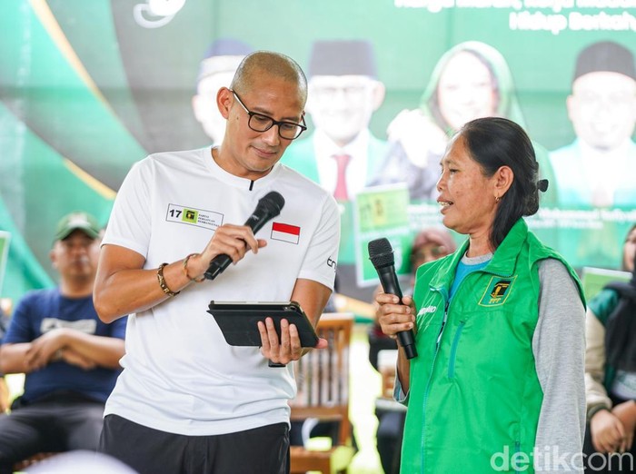 Sandiaga Uno berbagi kopiah, sepatu dan jam tangan saat bertemu para kader PPP Malang Raya