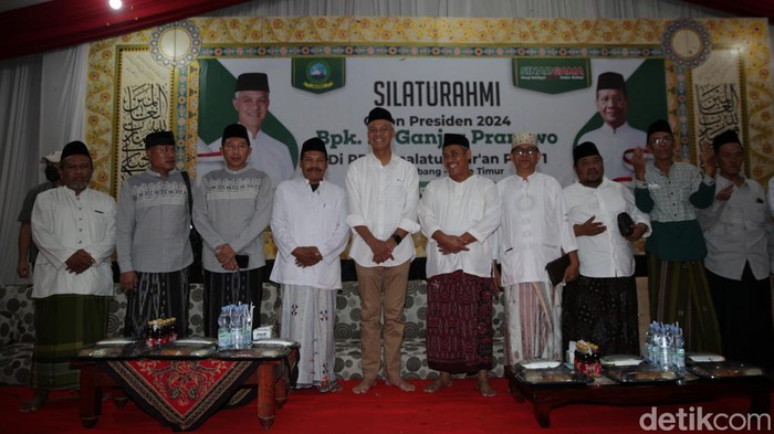 Semringah Ganjar dapat Dukungan Kiai Kampung dan Warga Nahdiyin Calon Presiden Ganjar Pranowo berbincang dengan warga nahdiyin di Pesantren Hamalatul Quran, Jogoroto, Kabupaten Jombang, Jawa Timur, Jumat (12/1/2023).