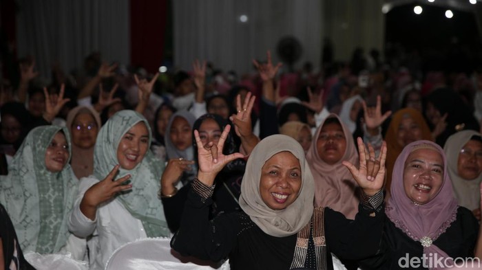 Calon Presiden Ganjar Pranowo berbincang dengan warga nahdiyin di Pesantren Hamalatul Quran, Jogoroto, Kabupaten Jombang, Jawa Timur, Jumat (12/1/2023).