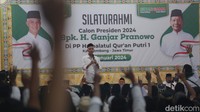 Kader PDI-P itu tiba di pesantren ini sekitar pukul 18.30 WIB. Kedatangan mantan Gubernur Jateng itu disambut Pengasuh PP Hamalatul Quran KH Ainul Yaqin. 