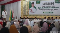 Ganjar yang memakai kemeja putih dengan kopiah hitam diajak menuju podium yang sudah disiapkan. Di atas podium sudah menunggu sejumlah kiai dan ulama Jombang.