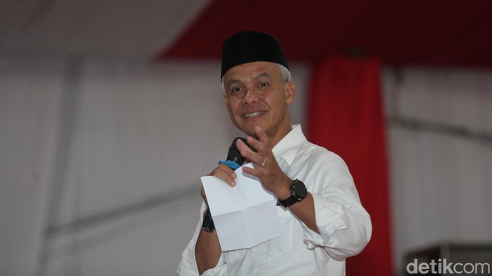 Calon Presiden Ganjar Pranowo berbincang dengan warga nahdiyin di Pesantren Hamalatul Quran, Jogoroto, Kabupaten Jombang, Jawa Timur, Jumat (12/1/2023).