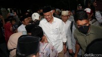 Calon Presiden Ganjar Pranowo berbincang dengan warga nahdiyin di Pesantren Hamalatul Quran, Jogoroto, Kabupaten Jombang, Jawa Timur, Jumat (12/1/2023). 