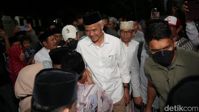 Semringah Ganjar dapat Dukungan Kiai Kampung dan Warga Nahdiyin Calon Presiden Ganjar Pranowo berbincang dengan warga nahdiyin di Pesantren Hamalatul Quran, Jogoroto, Kabupaten Jombang, Jawa Timur, Jumat (12/1/2023).