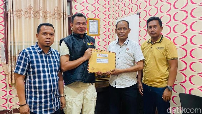 Sentra Gakkumdu Kabupaten Bima, NTB, menyerahkan berkas perkara Kades Kaowa yang memenuhi unsur pidana Pemilu ke polisi, Jumat (12/1/2024).