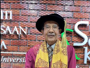 Perjuangan Kakek Raih Gelar Doktor di Usia 79, Kesulitan Bikin Disertasi gegara Katarak