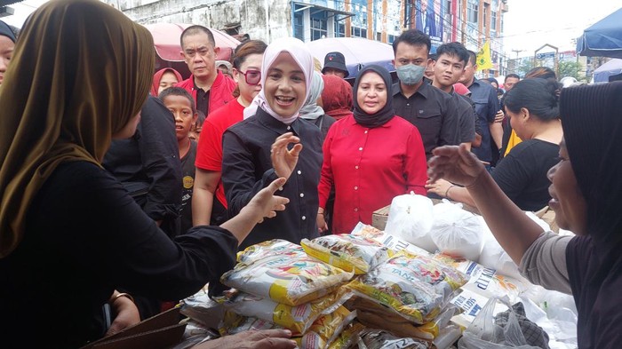 Siti Atikoh blusukan di Pasar Palembang
