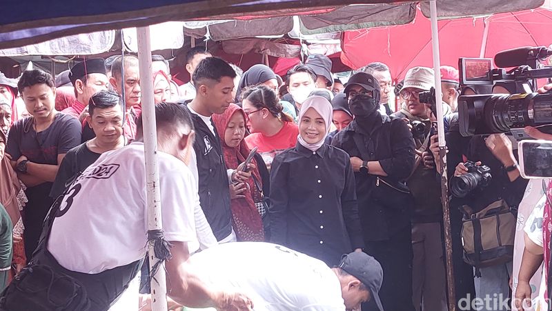 Siti Atikoh istri Ganjar Pranowo, berkampanye di Palembang, 12 Januari 2023. (M Sholihin/detikcom)