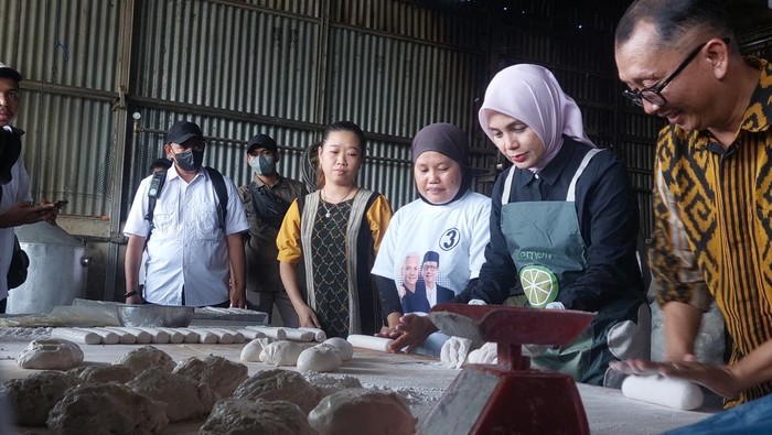 Siti Atikoh Suprianti mengunjungi pabrik makanan khas Palembang, Kerupuk Kemplang di Kelurahan Sukajaya, Kota Palembang,