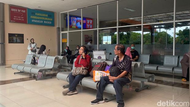 Suasana di Bandara Abdulrachman Saleh usai penutupan imbas abu vulkanik Semeru. Suasana di Bandara Abdulrachman Saleh usai penutupan imbas abu vulkanik Semeru.