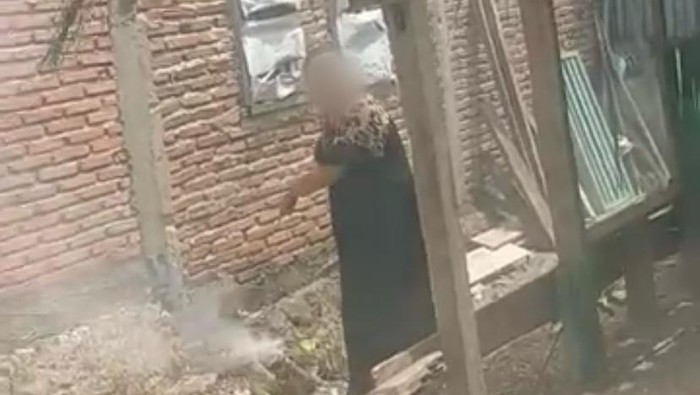Tangkapan layar video viral emak-emak di Kolaka Timur adu jotos.