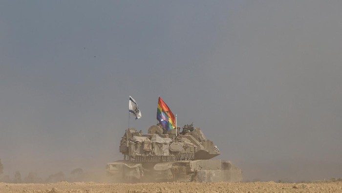 Tank Israel Kibarkan Bendera LGBT di Perbatasan Gaza AnΒ IsraeliΒ tank with a rainbow flag with a Star of David and an Israeli national flag re-enters IsraelΒ fromΒ Gaza, amid the ongoing conflict betweenΒ IsraelΒ and the Palestinian Islamist group Hamas, near the Israel-Gaza border, in southern Israel, January 11, 2024. REUTERS/Tyrone Siu