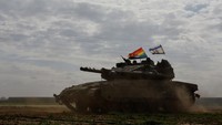 Sebuah tank Israel mengibarkan bendera pelangi dan bendera nasional Israel di perbatasan Israel-Gaza, Israel Selatan, Kamis (11/1/2024).