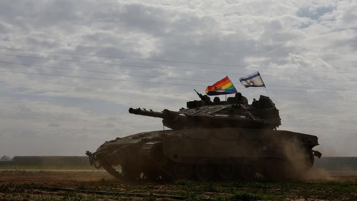 Tank Israel Kibarkan Bendera LGBT di Perbatasan Gaza AnΒ IsraeliΒ tank with a rainbow flag with a Star of David and an Israeli national flag re-enters IsraelΒ fromΒ Gaza, amid the ongoing conflict betweenΒ IsraelΒ and the Palestinian Islamist group Hamas, near the Israel-Gaza border, in southern Israel, January 11, 2024. REUTERS/Tyrone Siu