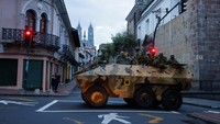Tentara dengan kendaraan lapis baja Ekuador berpatroli di pusat bersejarah kota tersebut. Hal ini setelah pecahnya kekerasan setelah Presiden Ekuador Daniel Noboa mengumumkan keadaan darurat selama 60 hari menyusul hilangnya Adolfo Macias, pemimpin geng kriminal Los Choneros dari penjara tempat dia berada, menjalani hukuman 34 tahun, di Quito, Ekuador, 9 Januari 2024.