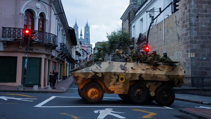 Soldiers in an armoured vehicle patrol the city's historic centre following an outbreak of violence a day after Ecuador's President Daniel Noboa declared a 60-day state of emergency following the disappearance of Adolfo Macias, leader of the Los Choneros criminal gang from the prison where he was serving a 34-year sentence, in Quito, Ecuador, January 9, 2024. REUTERS/Karen Toro