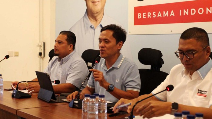 TKN Sorot 16 Potensi Kecurangan Pemilu Kubu Ganjar-Anies Tim Kampanye Nasional (TKN) Prabowo Subianto-Gibran Rakabuming menyoroti potensi dugaan kecurangan pemilu yang dilakukan kubu rivalnya, Anies Baswedan dan Ganjar Pranowo. Wakil Ketua TKN Habiburokhman memaparkan outlook dugaan kecurangan itu pada 16 kasus. Hal ini disampaikan dalam konferensi pers 'Outlook Dugaan Kecurangan dan Indikasi Upaya Penggagalan Pemilu 2024 Bersama Tim Advokasi TKN' di Media Center TKN, Jalan Sriwijaya No 16, Jakarta Selatan, Jumat (12/1/2024).