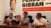 Wakil Ketua TKN Habiburokhman menggelar konferensi pers Outlook Dugaan Kecurangan dan Indikasi Upaya Penggagalan Pemilu 2024 Bersama Tim Advokasi TKN di Media Center TKN, Jalan Sriwijaya No 16, Jakarta Selatan, Jumat (12/1/2024).