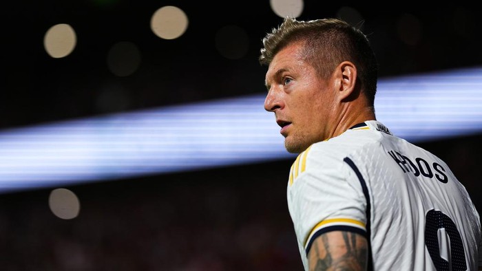 Real Madrids Toni Kroos shoots a corner during the Spanish La Liga soccer match between Atletico Madrid and Real Madrid at Metropolitan stadium in Madrid, Sunday, Sept. 24, 2023. (AP Photo/Manu Fernandez)