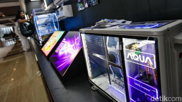 Kehidupan modern makin mudah berkat hadirnya teknologi pintar pada perangkat runah. Hadirnya teknologi ini mendukung konsep smart living di Indonesia. AQUA Elektronik menghadirkan berbagai produk inovatif yang mendukung konsep smart living dalam acara peluncuran di Jakarta, Jumat (12/1/2024).