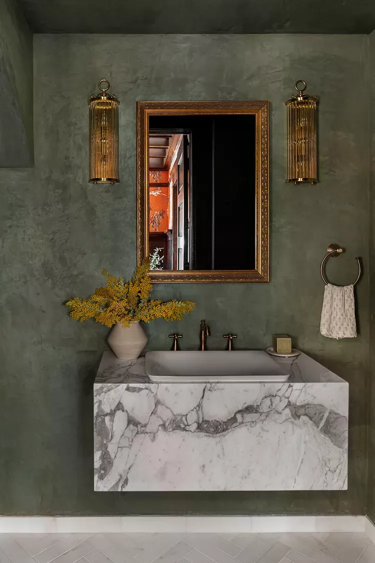 tren desain kamar mandi 2024/HEARTH HOMES INTERIORS / PUBLIC 311 Design via Better Homes and Gardens
