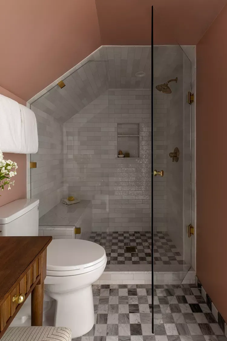 tren desain kamar mandi 2024/HEARTH HOMES INTERIORS / PUBLIC 311 Design via Better Homes and Gardens