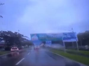 Rekaman Dashcam Kecelakaan Avanza Veloz Terbelah 2 di Padang Pariaman