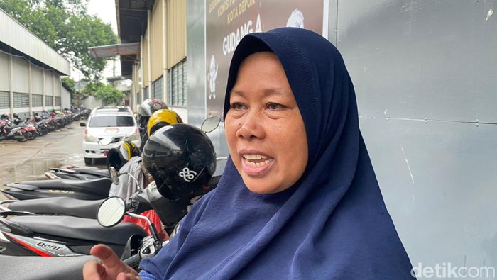 Warga di Kota Depok mencari rezeki dari menyortir dan melipat surat suara di KPU Depok
