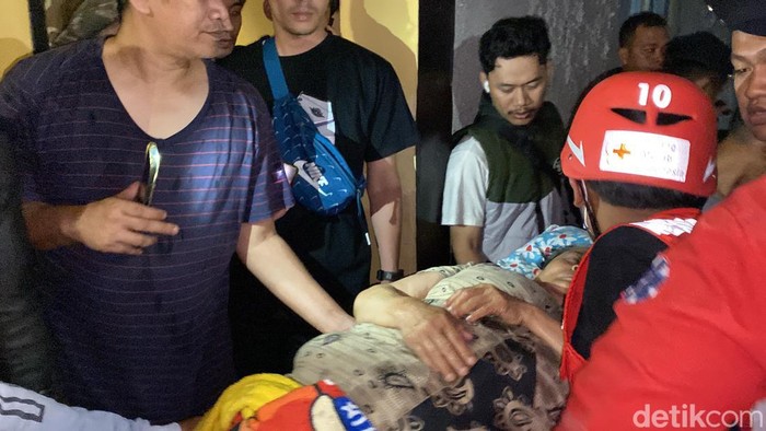 Warga dilarikan ke RS saat kejadian kebakaran di Sukabumi.