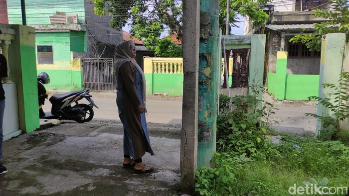 Warga Sidoarjo yang dikenai biaya Rp 11 juta oleh PLN buat pindah tiang listrik dari halaman rumahnya.