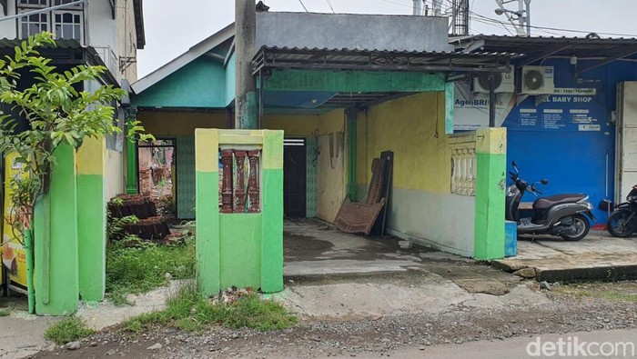 Warga Sidoarjo yang dikenai biaya Rp 11 juta oleh PLN buat pindah tiang listrik dari halaman rumahnya.