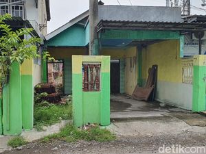 Warga Sidoarjo Cari Pinjaman Demi Bisa Pindah Tiang Listrik