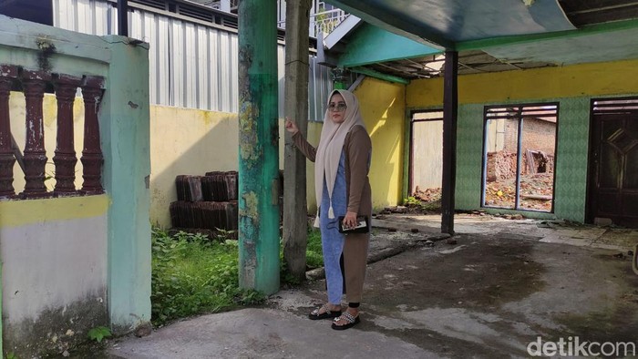 Warga Sidoarjo yang dikenai biaya Rp 11 juta oleh PLN buat pindah tiang listrik dari halaman rumahnya.