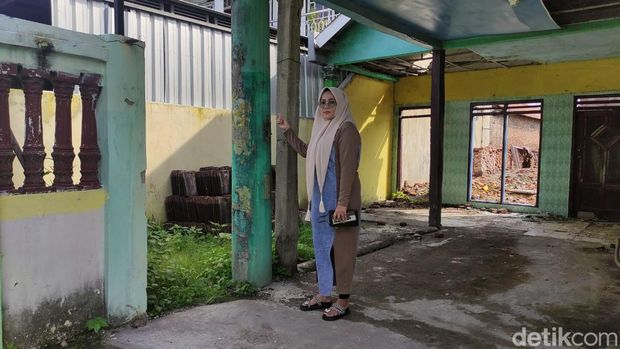 Warga Sidoarjo yang dikenai biaya Rp 11 juta oleh PLN buat pindah tiang listrik dari halaman rumahnya.