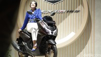 Mesin terbaru pada Lexi LX 155 menghasilkan tenaga maksimum sebesar 11.3 kW di 8000 rpm dan torsi maksimum sebesar 14.2 Nm pada 6500 rpm. Selain itu, mesin Lexi LX 155 juga telah berteknologi VVA (Variable Valve Actuation), SOHC, 4 valve dan liquid cooled. Foto: Hafizh Gemilang