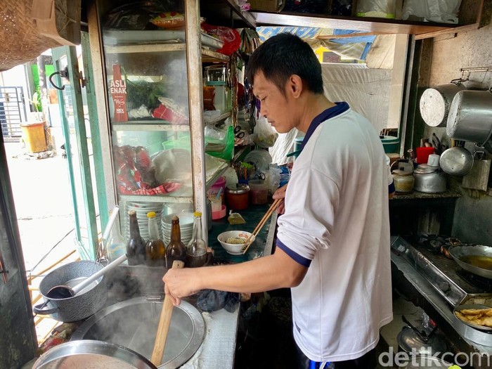 Yummy! Makan Bakmi Ayam Kecap Jamur di Warung ‘Doraemon’ Jadul  Yummy! Makan Bakmi Ayam Kecap Jamur di Warung ‘Doraemon’ Jadul
