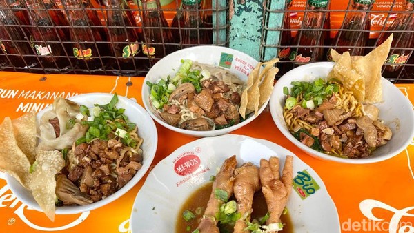Yummy! Makan Bakmi Ayam Kecap Jamur di Warung Doraemon Jadul