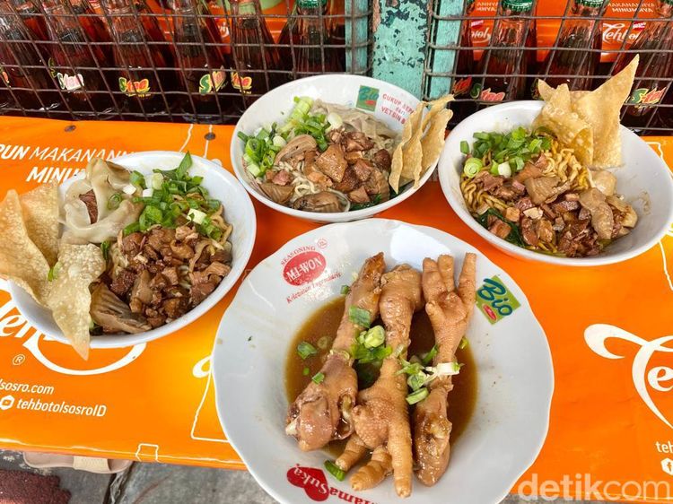 Yummy! Makan Bakmi Ayam Kecap Jamur di Warung Doraemon Jadul