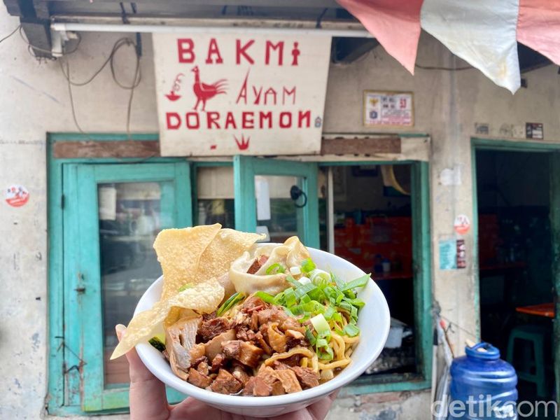 Yummy! Makan Bakmi Ayam Kecap Jamur di Warung 'Doraemon' Jadul￼