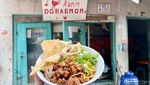 Yummy! Makan Bakmi Ayam Kecap Jamur di Warung Doraemon Jadul