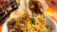 Seporsi bakmi Doraemon yang komplet ini toppingnya royal. Pangsit rebus dibuat dadakan dengan isian ayam kecap jamur yang padat. Foto: detikFood