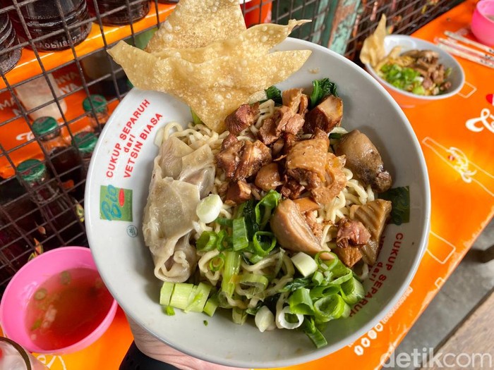 Yummy! Makan Bakmi Ayam Kecap Jamur di Warung ‘Doraemon’ Jadul
￼
