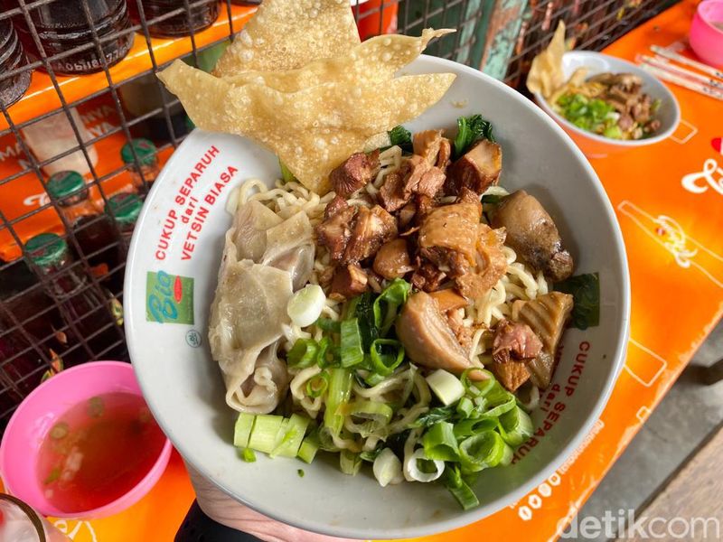 Yummy! Makan Bakmi Ayam Kecap Jamur di Warung 'Doraemon' Jadul￼