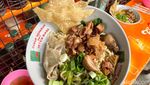 Yummy! Makan Bakmi Ayam Kecap Jamur di Warung Doraemon Jadul