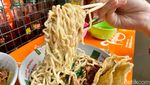 Yummy! Makan Bakmi Ayam Kecap Jamur di Warung Doraemon Jadul