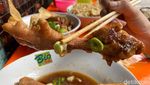 Yummy! Makan Bakmi Ayam Kecap Jamur di Warung Doraemon Jadul
