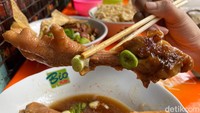 Jangan samakan ceker di sini dengan ceker lainnya, karena ukuran ceker ayam di sini sangat besar dan bisa dinikmati untuk dua orang. Foto: detikFood